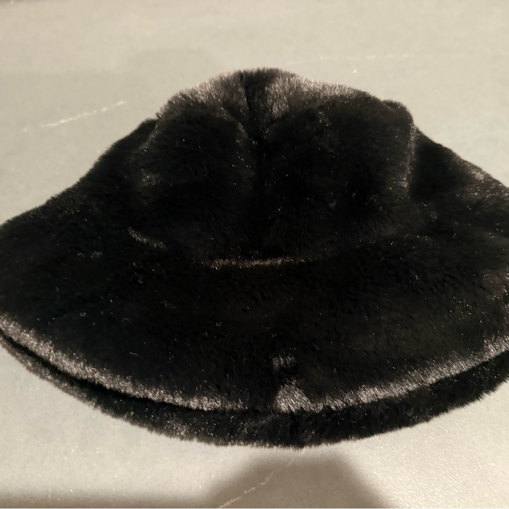 Black Alo Yoga faux fur bucket hat limited edition
